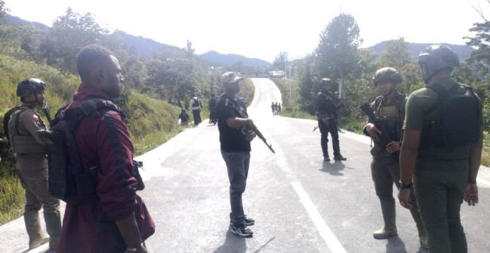 WhatsApp Image 2025-03-18 at 20.22.34 Tim Patroli Belukar 7.6 dari Satgas Damai Cartenz yang segera menuju Tempat Kejadian Perkara (TKP) melakukan penyisiran