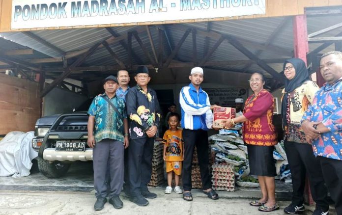 Sekretaris DPR Papua, Juliana J Waromi saat berbagi kasih dengan para santri di Kota Jayapura, Papua, Kamis (20/3/2025)