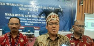 Dr. Hery Subowo, selaku Anggota Dewan Pengurus Nasional IAI bersama Dr. Adolf Z. D. Siahay, SE., selaku Ketua IAI Wilayah Papua dan Dr. H. Entis Sutisna,SE,MM, Anggota IAI Wilayah Papua saat memberi keterangan pers di Kotaraja, Kota Jayapura, Selasa (22/4/25)