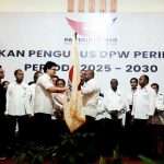 Penyerahan bendera pataka Partai Perindo dari Michael Victor Sianipar selaku Bendaha Umum DPP Partai Perindo mewakili Ketua DPP kepada Ketua DPW Partai Perindo Provinsi Papua, Billy Y.Z. Suwae dalam pelantikan dan pengambilan sumpah jabatan, Senin (28/4/25)