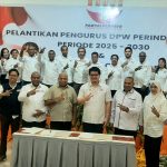 Pasangan Gubernur dan Wakil Gubernur, Mathius D. Fakhiri – Aryoko Rumaropen (MDF-AR) saat berfoto bersama Bendaha Umum DPP Partai Perindo, Michael Victor Sianipar dan pengurus DPW Partai Perindo Provinsi Papua, Senin (28/4/25)