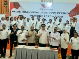 Pasangan Gubernur dan Wakil Gubernur, Mathius D. Fakhiri - Aryoko Rumaropen (MDF-AR) saat berfoto bersama Bendaha Umum DPP Partai Perindo, Michael Victor Sianipar dan pengurus DPW Partai Perindo Provinsi Papua, Senin (28/4/25)