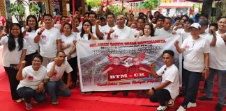 Caption : Relawan Garda Muda Sangmaneta foto bersama dengan Calon Gubernur Papua, Benhur Tomi Mano di kediamannya, Kotaraja, Jayapura-Papua, Jumat 11 April 2025