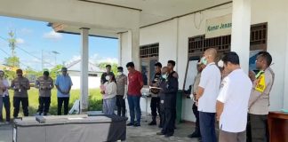 Prosesi ibadah jenazah atas nama Ferdina Buma, pria asal Kampung Rumusu, Papua Tengah, korban Kekejian KKB di Yahukimo.