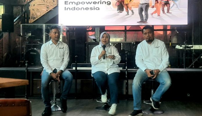 VP Head of External Communication IOH, Eni Nur Ifati (tengah) bersama pimpinan IOH dalam pertemuan dengan jurnalis di Kota Jayapura, Kamis (15/5/25)