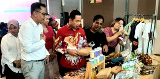 Wakil Walikota Jayapura H. Rustan Saru saat melihat dan memberi sejumlah produk UMKM lokal yang dipamerkan pada momen Shehack Innovate 2025 di salah satu hotel di Kota Jayapura, Kamis (22/5/25)