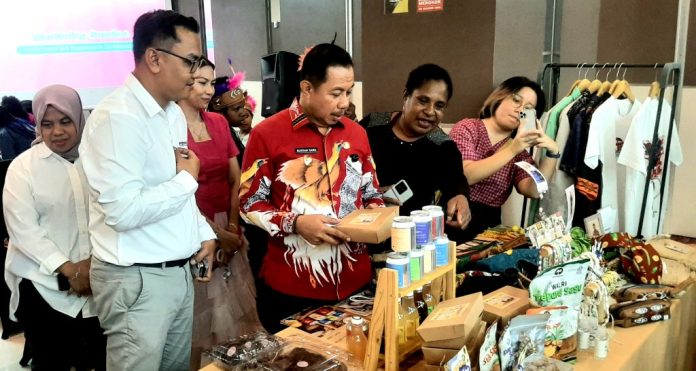 Wakil Walikota Jayapura H. Rustan Saru saat melihat dan memberi sejumlah produk UMKM lokal yang dipamerkan pada momen Shehack Innovate 2025 di salah satu hotel di Kota Jayapura, Kamis (22/5/25)