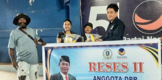 Ketua DPRK Kabupaten Jayapura, Ruddy Bukanaung,SE menyerahkan bantuan bola voli untuk tim voli Kampung Ifar Besar, Sabtu (24/5/25)