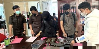 Pemeriksaan barang bukti oleh Jaksa atas tersangka Aske Mabel, dalam proses tahap II, di Kejaksaan Negeri Wamena, Rabu (21/5/2025).