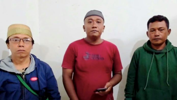 Ketua Asosiasi Pemuda Sulawesi Selatan, Hendrawan (tengah)