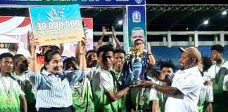 Bupati Jayapura, Yunus Wonda saat menyerahkan trophy kepada Kesebelasan Cycloop Putra yang berhasil menjuarai Turnamen Yuris Cup 2025