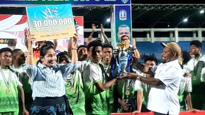 Bupati Jayapura, Yunus Wonda saat menyerahkan trophy kepada Kesebelasan Cycloop Putra yang berhasil menjuarai Turnamen Yuris Cup 2025