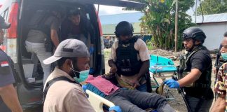 Evakuasi salah satu tukang bangunan yang meninggal dunia setelah ditembaki KKB di Jayawijaya