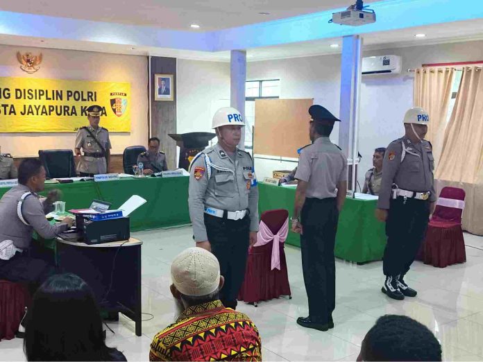 Caption : Suasana sidang disiplin terhadap Empat Personel Polres di Aula Mapolresta Jayapura Kota, Jumat (13/06/2026) siang.