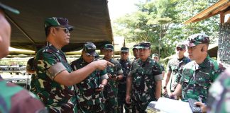 Pangdam XVII/Cenderawasih Mayjen TNI Rudi Puruwito, S.E., M.M menyambut kedatangan Wakil Kepala Staf Angkatan Darat (Wakasad) Letjen TNI Letjen TNI Tandyo Budi Revita, S.Sos di Jayapura