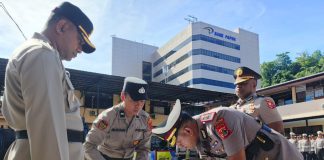 Caption : Kabag Ops Polresta Jayapura Kota yang baru Kompol Ferdinand Esau Numbery, S.I.K.,M.H saat mendatangani Serahterima jabatan menggantikan Kompol Clief Gerald Duwith disaksikan Kapolresta Jayapura Kota, AKBP Fredrickus Wiliamson Agustinus Maclarimboen S.I.K.,M.H., CPHR.