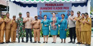 Ketua TP PKK Kabupaten Jayapura, Ny. Dewi Sartika S. Wonda, S.Par di damping Wakil Ketua I, Ny. Anitha Hening F. Yocku bersama pengurus PKK Kabupaten, PKK Distrik Yapsi dan PKK Kampung saat foto bersama, di Halaman Aula Serba Guna Kampung Bumi Sahaja SP II Taja Distrik Yapsi, Senin (23/06/2025)