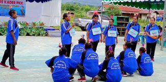 Tim PKK Kampung dari Sembilan Kampung Distrik Yapsi saat mempertunjukan kebolehan kreasi tari-tarian materi lomba pada kegiatan Jambore PKK Kampung Distrik Yapsi yang dipusatkan di Gedung Serbaguna Kampung Bumi Sahaja SP II Distrik Yapsi, Senin (23/6)