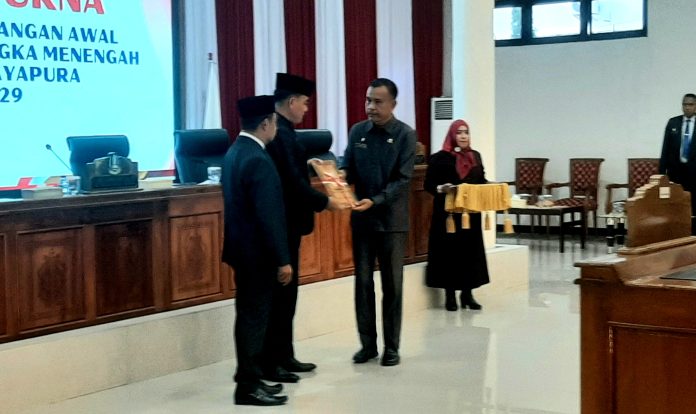 Penyerahan Materi Rancangan Awal RPJMD Kabupaten Jayapura Tahun 2025-2029 oleh Pemerintah Kabupaten kepada DPRK