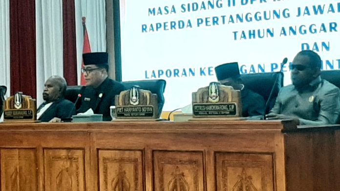 Ketua DPRK Jayapurea, Ruddy Bukanaung,SE bersama unsur pimpinan DPRK Jayapura, dan Bupati Jayapura, Dr. Yunus Wonda, SH,MH saat memimpin pembukaan sidang paripurna II masa sidang II Tahun 2025
