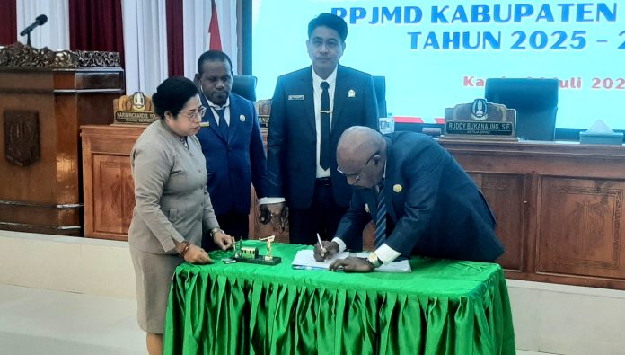 Penandatanganan nota kesepahaman rancangan awal RPJMD 2025-2029 oleh Bupati Jayapura, Yunus Wonda dan Ketua DPRK Jayapura, Ruddy Bukanaung