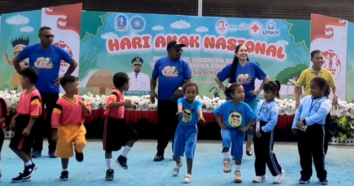 Bupati Jayapura Yunus Wonda bersama Bunda PAUD Kabupaten Jayapura, Ny. Dewi Sartika S. Wonda, para asisten Setda dan unsur pimpinan OPD saat membersamai anak-anak Paud dan TK dalam senam anak Indonesia Hebat pada peringatan Hari Anak Nasional di Kabupaten Jayapura, Rabu (23/7)
