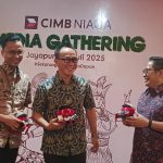 Caption : Corporate Communication CIMB Niaga, Hery Kurniawan bersama Branch Area Head Indonesia Timur & Bali Nusra Region Area II CIMB Niaga Chandra Hamber dan Branc Manager Jayapura CIMB Niaga saat bincang pada media Gathering CIMB Niaga di Jayapura.