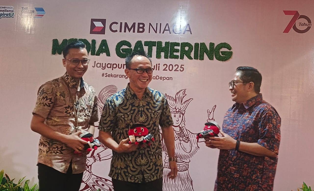 Caption : Corporate Communication CIMB Niaga, Hery Kurniawan bersama Branch Area Head Indonesia Timur & Bali Nusra Region Area II CIMB Niaga Chandra Hamber dan Branc Manager Jayapura CIMB Niaga saat bincang pada media Gathering CIMB Niaga di Jayapura.