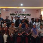 Caption : Corporate Communication CIMB Niaga, Hery Kurniawan bersama Branch Area Head Indonesia Timur & Bali Nusra Region Area II CIMB Niaga Chandra Hamber dan Branc Manager Jayapura CIMB Niaga saat foto bersama dengan jurnalis di Jayapura.