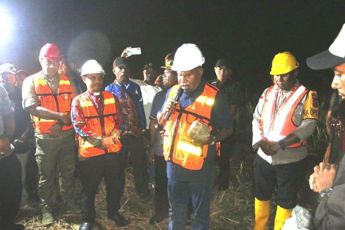 WhatsApp Image 2025-07-12 at 00.24.30 Bupati Jayapura, Yunus Wonda saat meletakkan batu pertama pembangunan rumah pastori di Kantor Klasis GKI Nawa Wirway