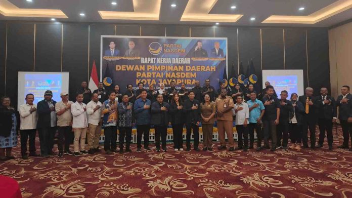 ‎Caption : Foto Bersama Pengurus DPW, DPD, Anggota DPR dari Fraksi NasDem dan perwakilan Partai Kota Jayapura pada rapat Rakerda DPD Partai NasDem Kota Jayapura, di Hotel Horison Padang Bulan, Selasa (22/07/2025).