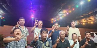 Caption : Wakil Ketua I KMP Provinsi Papua, Sihar Tobing bersama Ketua Batak Bersama Mari-YO dan para ketua Marga Batak menunjukkan dua jari sebagai bentuk dukungan kepada pasangan MARI-YO