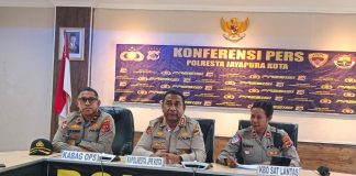Caption : Kapolresta Jayapura Kota Kombes Pol Fredrickus W.A. Maclarimboen, S.I.K., M.H., CPHRdidampingi Kabag Ops Kompol Ferdinand E. Numbery, S.I.K., M.H dan KBO Satuan Lalulintas Ipda Fanny Krebru, S.H., M.H saat menggelar Press Confrence di Aula Mapolresta, Selasa (29/7) pagi.