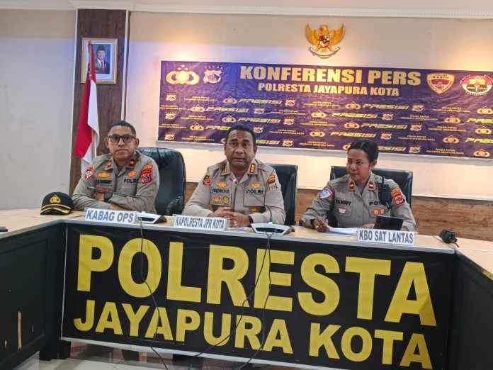 Caption : Kapolresta Jayapura Kota Kombes Pol Fredrickus W.A. Maclarimboen, S.I.K., M.H., CPHRdidampingi Kabag Ops Kompol Ferdinand E. Numbery, S.I.K., M.H dan KBO Satuan Lalulintas Ipda Fanny Krebru, S.H., M.H saat menggelar Press Confrence di Aula Mapolresta, Selasa (29/7) pagi.