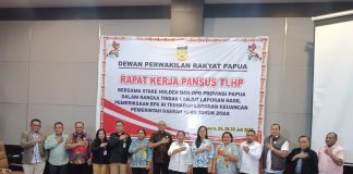 Caption : Foto Bersama Ketua dan Anggota Pansus TLPH DPR Papua dan Sekwan DPRP bersama Ketua KPU Papua usai pertemuan dalam rangka tindak lanjut laporan hasil temuan BPK RI