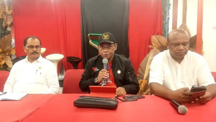 Dari kiri ke kanan, Dr. Anthon Raharusun, S.H.,M.H dan Dr.Baharudin Farawowan,S.H,M.H,CMLC. (tim hukum BTM-CK, Marshel Morin (Jubir BTM-CK), saat memberi keterangan pers, Selasa (12/8/25)