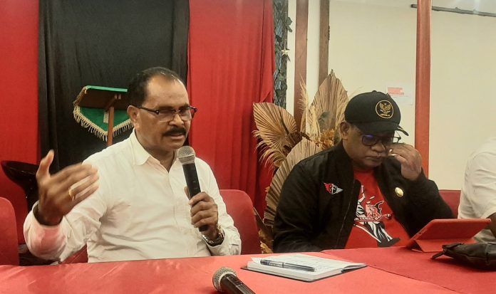 20250812_190605 Anton Raharusun, selaku Kuasa Hukum BTM-CK saat memberi keterngan pers di Jayapura, Selasa (12/8/25)