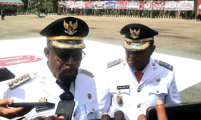 Bupati Jayapura Yunus Wonda dan Wakil Bupati Jayapura Haris R Yocku