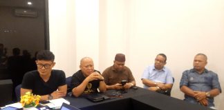 Tim Hukum Paslon Mari-Yo, Iwan Kurniawan Niode, S.H.,M.H dan rekan bersama Juru Bicara Mari-Yo, M. Rifai Darus saat memberi keterangan pers di salah satu hotel di Kota Abepura, Minggu (17/08/25) malam
