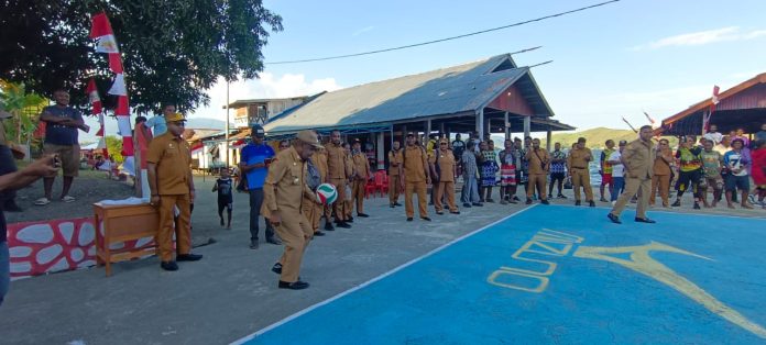 Bupati Jayapura saat membuka Turnamen Bola Voli Putra dan Putri di Kampung Putali, Distrik Ebungfauw, Kabupaten Jayapura.