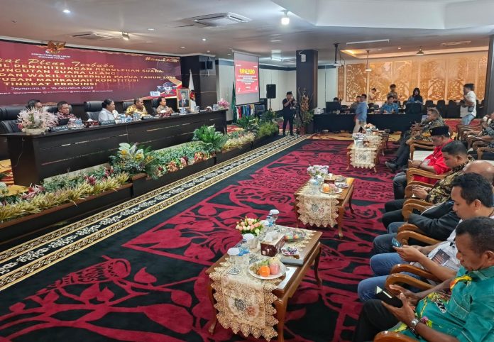 ‎Caption : Suasana Pembukaan Rapat Pleno Rekapitulasi Penghitungan PSU Gubernur dan Wakil Gubernur Papua Tahun 2025 di kantor KPU Papua, Sabtu (9/8/2025)