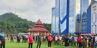Caption : Wakil Ketua III DPR Papua, Supriadi Laling dengan diikuti sejumlah anggota DPR Papua, Sekwan DPR Papua, Forkopimda Provinsi Papua, saat menendang bola sebagai tanda pembukaan turnamen Futsal Ketua DPR Papua Cup IV 2025