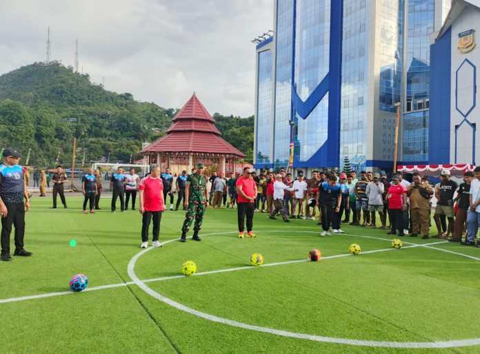 IMG-20250811-WA0079 Caption : Wakil Ketua III DPR Papua, Supriadi Laling dengan diikuti sejumlah anggota DPR Papua, Sekwan DPR Papua, Forkopimda Provinsi Papua, saat menendang bola sebagai tanda pembukaan turnamen Futsal Ketua DPR Papua Cup IV 2025