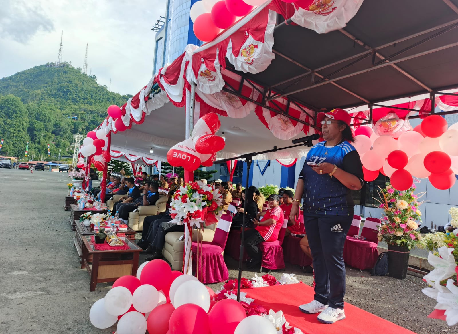 Caption : Ketua Panitia Turnamen Futsal DPR Papua CUP IV yang juga Sekwan DPR Papua, Dr. Juliana J Waromi SE. M.Si, saat menyampaiman laporan panitia