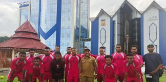 Tim Futsal Bukit Hermon saat foto bersama sebelum memulai pertandingan melawan Tim Tolaki dalam turnamen Futsal Ketua DPR Papua CUP IV