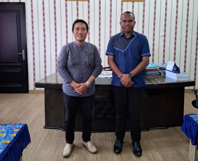 IMG-20250813-WA0022 Caption : Ketua Kempo Kota Jayapura, Patrisius Randa, S.H., M.H., saat foto bersama dengan wakil I DPRK Kota Jayapura, Max Karubaba