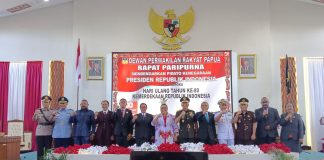 Caption : Foto bersama Wakil Ketua I DPR Papua, Wakil Ketua III, Plt Sekda Provinsi Papua, Sekwan DPR Papua, bersama pimpinan  Forkopimda Provinsi Papua, usai rapat paripurna di ruang sidang DPR Papua, Jumat (15/8/2025)