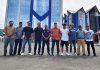 ‎Caption : Foto Bersama Anggota DPR Papua, Wagus Hidayat Saat Foto bersama dengan Para legenda sepak bola di halaman DPR Papu usai bersilaturahmi.