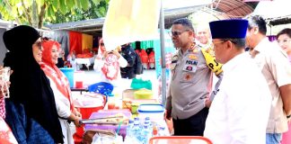 Kapolda Papua Irjen Pol. Petrus Patrige Rudolf Renwarin, S.H., M.Si. bersama pejabat dan undangan saat meninjau stand pada iven GPM di halaman Masjid Agung Al-Aqsha Sentani, Kamis (14/8/25)