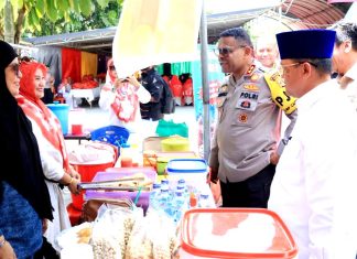 Kapolda Papua Irjen Pol. Petrus Patrige Rudolf Renwarin, S.H., M.Si. bersama pejabat dan undangan saat meninjau stand pada iven GPM di halaman Masjid Agung Al-Aqsha Sentani, Kamis (14/8/25)